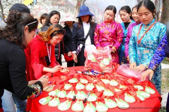 走近<a href='http://travel.sina.com.cn/jinchuan-lvyou/?from=b-keyword' >金川</a>神秘的嘉绒藏戏、马尔锅庄民族风