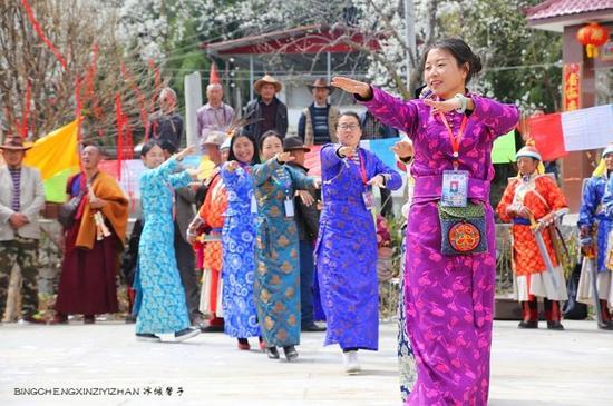 走近<a href='http://travel.sina.com.cn/jinchuan-lvyou/?from=b-keyword' >金川</a>神秘的嘉绒藏戏、马尔锅庄民族风