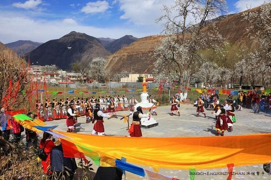 走近<a href='http://travel.sina.com.cn/jinchuan-lvyou/?from=b-keyword' >金川</a>神秘的嘉绒藏戏、马尔锅庄民族风