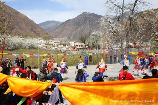 走近<a href='http://travel.sina.com.cn/jinchuan-lvyou/?from=b-keyword' >金川</a>神秘的嘉绒藏戏、马尔锅庄民族风