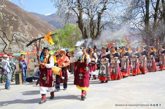 走近<a href='http://travel.sina.com.cn/jinchuan-lvyou/?from=b-keyword' >金川</a>神秘的嘉绒藏戏、马尔锅庄民族风