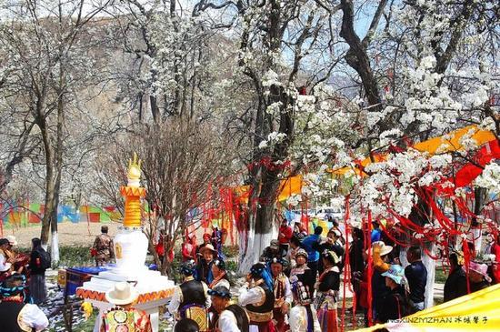 走近<a href='http://travel.sina.com.cn/jinchuan-lvyou/?from=b-keyword' >金川</a>神秘的嘉绒藏戏、马尔锅庄民族风