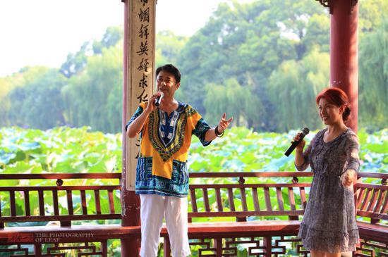 <a href='http://travel.sina.com.cn/hangzhou-lvyou/?from=b-keyword' >杭州</a><a href='http://travel.sina.com.cn/hangzhou_xihu1-lvyou/?from=b-keyword' >西湖</a>,六月荷花香满湖