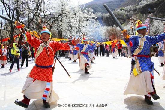 走近<a href='http://travel.sina.com.cn/jinchuan-lvyou/?from=b-keyword' >金川</a>神秘的嘉绒藏戏、马尔锅庄民族风