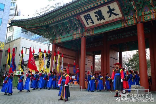 图:守门将换岗仪式 图源:<a href='http://travel.sina.com.cn/hanguo-lvyou/?from=b-keyword' ><em>韩国</em></a>旅游发展局官网
