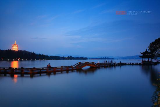 <a href='http://travel.sina.com.cn/hangzhou-lvyou/?from=b-keyword' >杭州</a><a href='http://travel.sina.com.cn/hangzhou_xihu1-lvyou/?from=b-keyword' >西湖</a>,六月荷花香满湖