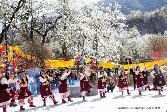 走近<a href='http://travel.sina.com.cn/jinchuan-lvyou/?from=b-keyword' >金川</a>神秘的嘉绒藏戏、马尔锅庄民族风