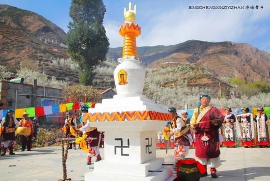 走近<a href='http://travel.sina.com.cn/jinchuan-lvyou/?from=b-keyword' >金川</a>神秘的嘉绒藏戏、马尔锅庄民族风
