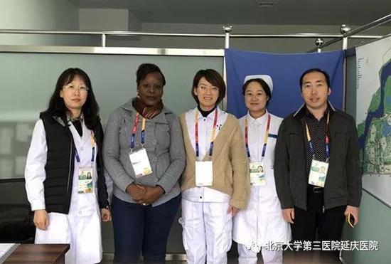 (与外国友人合影留念)