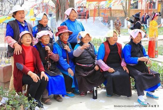 走近<a href='http://travel.sina.com.cn/jinchuan-lvyou/?from=b-keyword' >金川</a>神秘的嘉绒藏戏、马尔锅庄民族风
