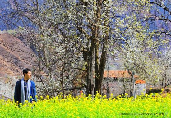 走近<a href='http://travel.sina.com.cn/jinchuan-lvyou/?from=b-keyword' >金川</a>神秘的嘉绒藏戏、马尔锅庄民族风