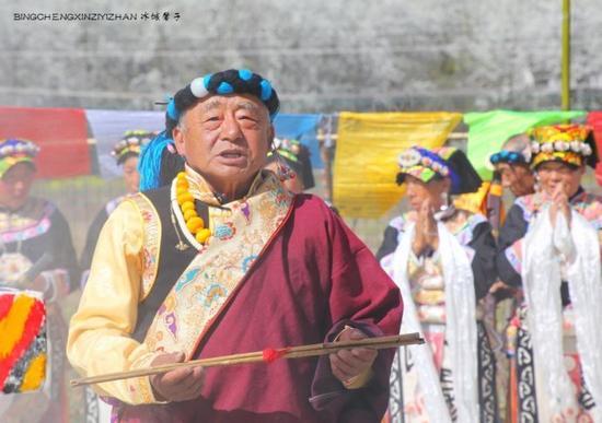 走近<a href='http://travel.sina.com.cn/jinchuan-lvyou/?from=b-keyword' >金川</a>神秘的嘉绒藏戏、马尔锅庄民族风