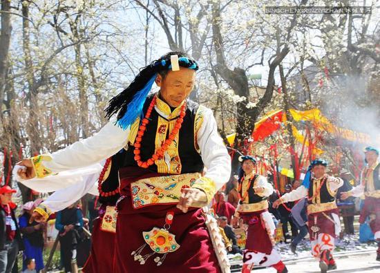 走近<a href='http://travel.sina.com.cn/jinchuan-lvyou/?from=b-keyword' >金川</a>神秘的嘉绒藏戏、马尔锅庄民族风