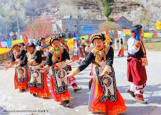 走近<a href='http://travel.sina.com.cn/jinchuan-lvyou/?from=b-keyword' >金川</a>神秘的嘉绒藏戏、马尔锅庄民族风