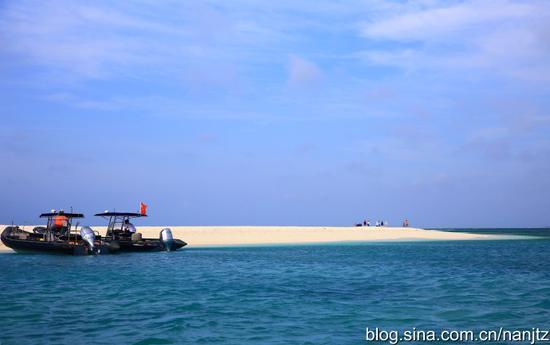 岛上海沙细软纯净,四周围合形成沙堤,海水清澈、透明。