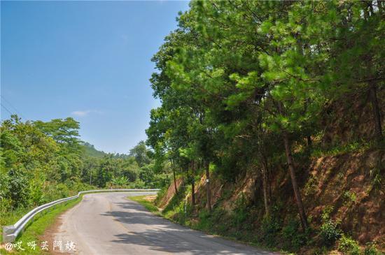坐汽车到拜县,需要准备晕车药、大量塑料袋,那扭曲的道路连我这种平时完全不晕车的人都被甩得够呛!