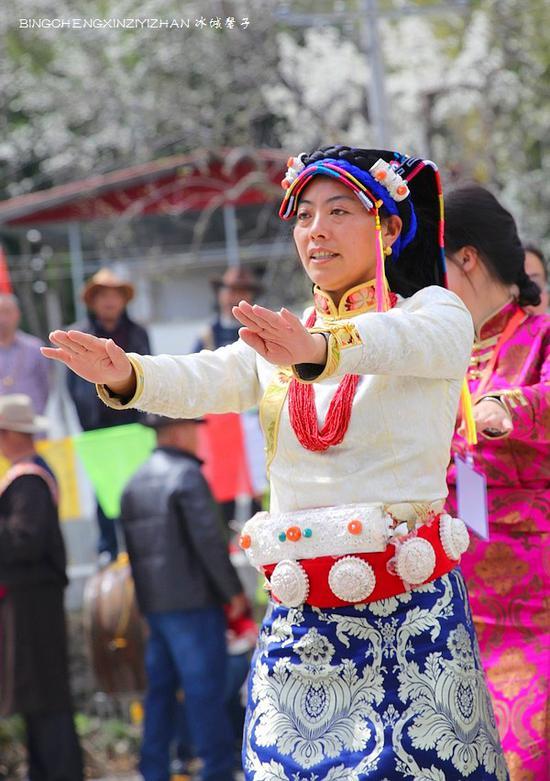 走近<a href='http://travel.sina.com.cn/jinchuan-lvyou/?from=b-keyword' >金川</a>神秘的嘉绒藏戏、马尔锅庄民族风