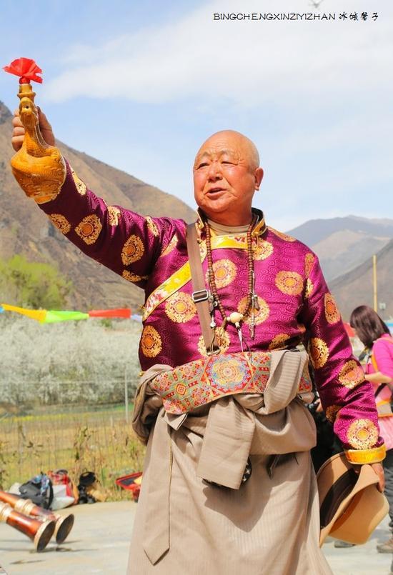 走近<a href='http://travel.sina.com.cn/jinchuan-lvyou/?from=b-keyword' >金川</a>神秘的嘉绒藏戏、马尔锅庄民族风