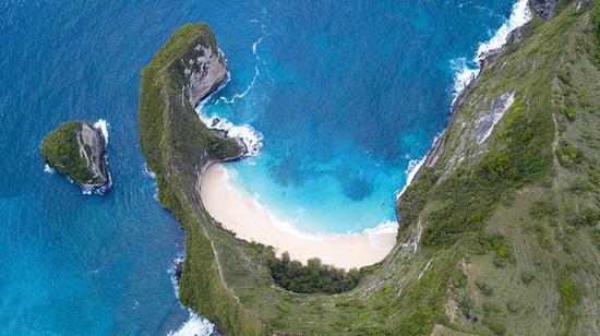 航拍<a href='http://travel.sina.com.cn/balidao-lvyou/?from=b-keyword' >巴厘岛</a>新晋网红景点,美到难以置信