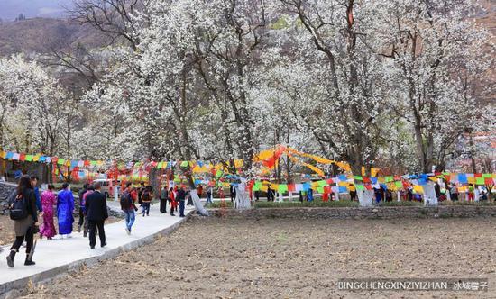 走近<a href='http://travel.sina.com.cn/jinchuan-lvyou/?from=b-keyword' >金川</a>神秘的嘉绒藏戏、马尔锅庄民族风
