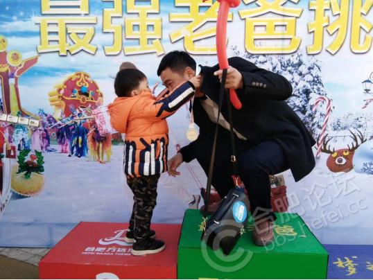 “最强老爸挑战赛”,小宝贝亲自给爸比带上奖牌!
