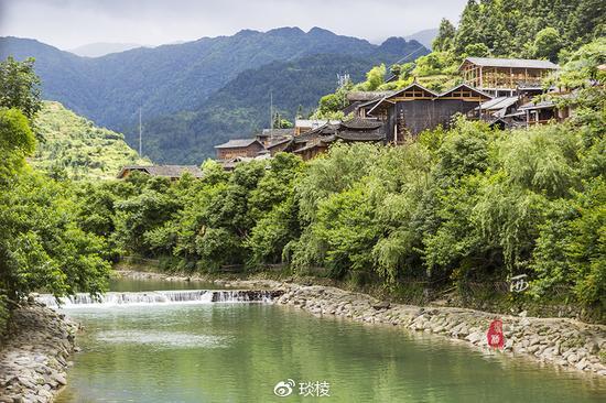 在世界最大的苗族村寨 <wbr>体验高山流水的畅快与激情