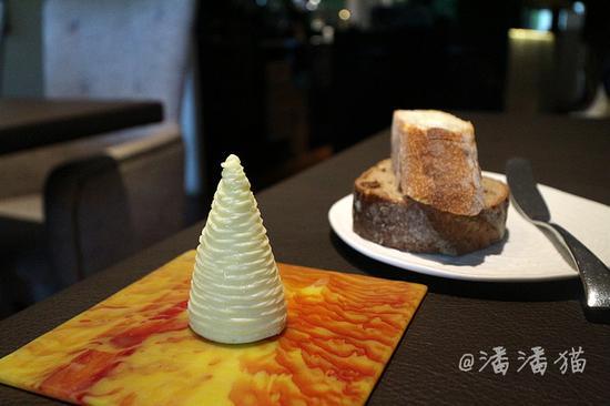 【<a href='http://travel.sina.com.cn/xinjiapo1-lvyou/?from=b-keyword' ><em><em><em><em><em>新加坡</em></em></em></em></em></a>】隐匿于百年植物园中的高颜值米其林餐厅