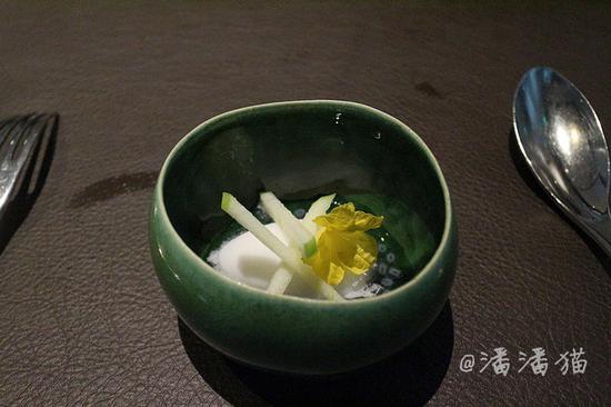 【<a href='http://travel.sina.com.cn/xinjiapo1-lvyou/?from=b-keyword' ><em><em><em><em><em>新加坡</em></em></em></em></em></a>】隐匿于百年植物园中的高颜值米其林餐厅