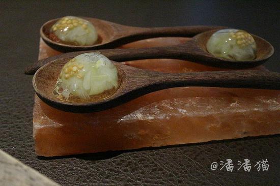 【<a href='http://travel.sina.com.cn/xinjiapo1-lvyou/?from=b-keyword' ><em><em><em><em><em>新加坡</em></em></em></em></em></a>】隐匿于百年植物园中的高颜值米其林餐厅