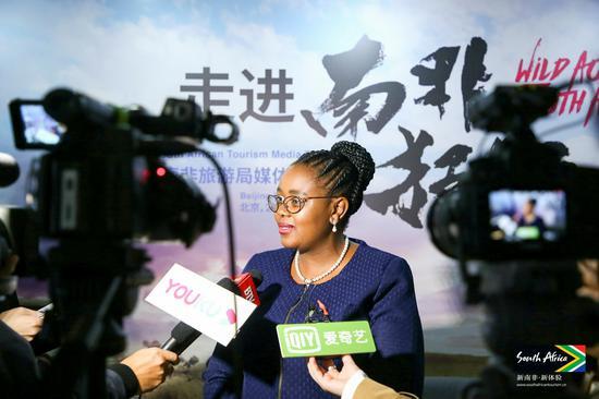 南非旅游部部长马莫罗科·库巴伊-恩古巴内Mmamoloko Kubayi-Ngubane女士接受媒体采访