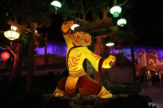 以“悍娇虎”电影人物为原型打造的特色花灯