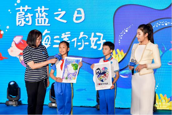 来自中国农业科学院附属小学的孩子们带来了海洋画作