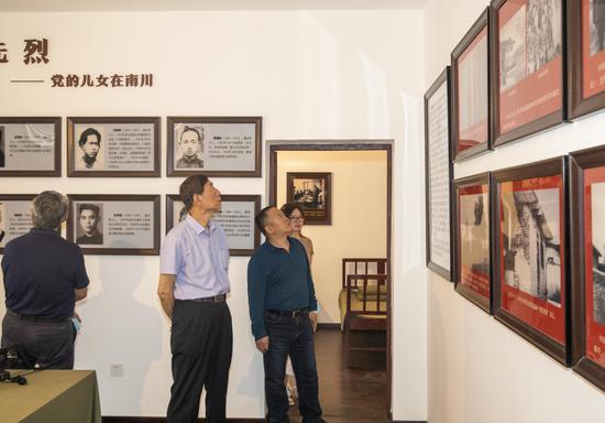 (专家考察刘邓首长南川驻地旧址 甘昊旻摄)