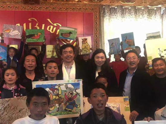赶往玉树大唐画室看望小艺术家们的林风(中排左三),中排左数第二位是陈有龙老师,右数第一位是陈老师的同事兼学生多杰才仁老师,右数第二位是更尕校长)