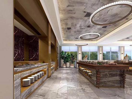 (图注:美居酒店全日制自助餐厅 提供具有当地特色的美食)