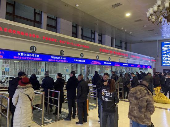 今天上午,旅客在北京站排队购票。摄影/新京报记者 王贵彬