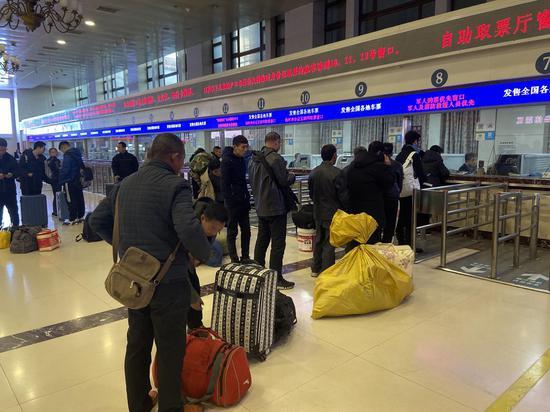 今天上午,旅客在北京站排队购票。摄影/新京报记者 王贵彬
