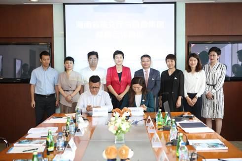 △海南省旅文厅副厅长曹远新(前排左)、凯撒同盛集团副总裁郑丹(前排右)代表双方签约