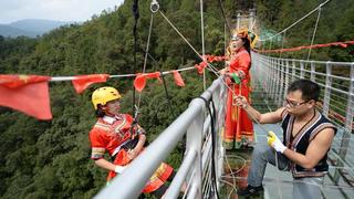 刺激！瑶、畲族高手120米玻璃桥速降 挑战高空山歌对唱