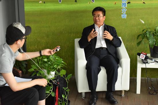 内蒙古自治区旅游局局长魏国楠在推介会之后与首都媒体人士进行座谈