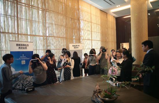 图注:活动现场媒体体验VR科技 来源:北欧旅游局