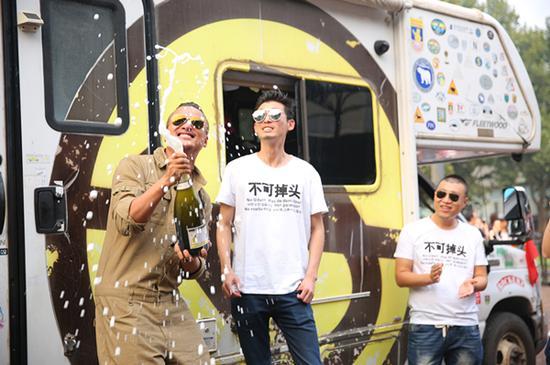 队长开启香槟庆祝环球旅行回国