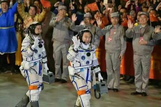 神舟十一号飞行乘组成员:航天员景海鹏和陈冬组