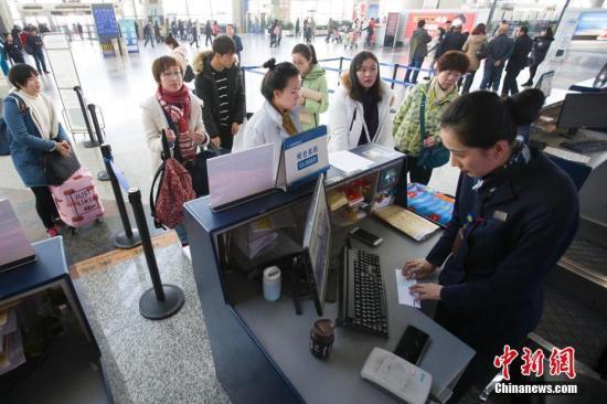 资料图:工作人员正在给旅客办理托运行李手续。 张云 摄