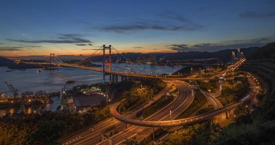 青马大桥的日落美景 (图片来源: 香港旅游发展局)