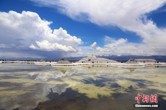 4月29日,素有中国“天空之镜”之称的青海茶卡盐湖开园纳客。茶卡盐湖位于青海省海西蒙古族藏族自治州乌兰县茶卡镇附近,湖面海拔3100米,呈椭圆形,总面积105平方公里,因其旅游资源禀赋可与玻利维亚乌尤尼盐沼相媲美,享有中国“天空之镜”之美称。 罗云鹏 摄