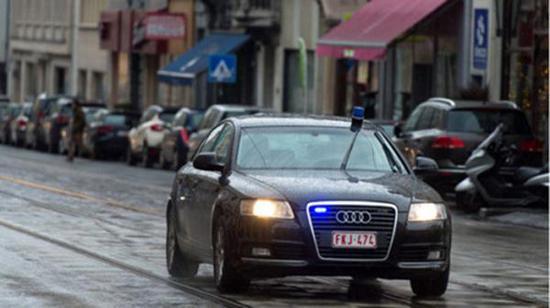 男子在自家车上装配有蓝色警务灯并冒充假警车。英国《每日快报》图