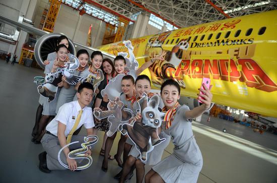 海南航空乘务员与Hannah Foss亲密合影