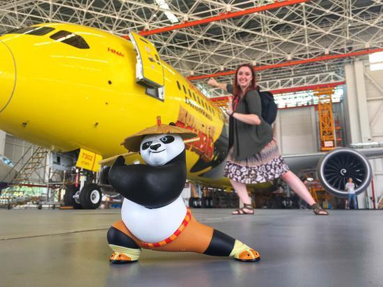 北美涂装设计大赛获奖设计师Hannah Foss在机库参观