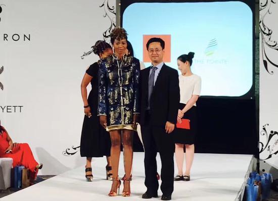 海南航空市场营销部国际业务副总监马刚先生上台颁奖